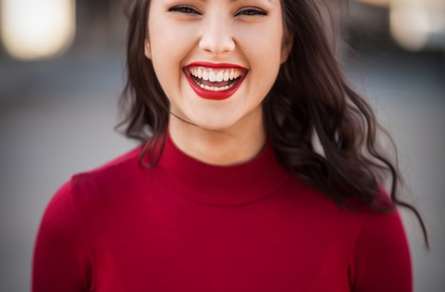 Paciente con sonrisa saludable